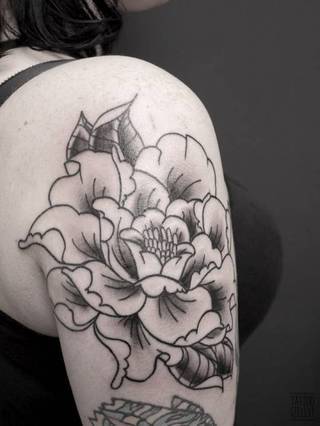 Tradycyjna cieniowana piwonia / Tattoo Szelest Tradycyjna cieniowana piwonia / Tattoo Szelest