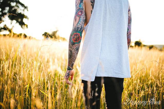 Ochrona tatuażu przed słońcem oznacza pokrywanie go filtrami wysokiego szczebla....