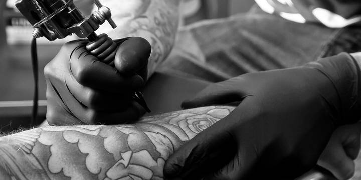 Debiutancki tatuaż zawsze ma szczególne znaczenie - przypomina o pierwszym...
