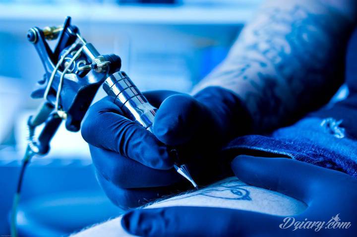 Dzięki maszynkom tatuatorskim używanym do wstrzykiwania atramentu pod skórę otrzymujemy...