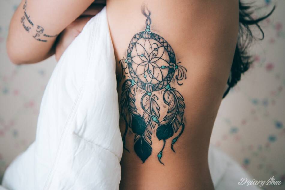 Kobieta z tatuażem przedstawiającym łapacz snów.