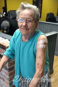 http://www.boredpanda.com/rebel-grandmother-tattoo-escape-care-home/ bardzo fajnie, ze takie...