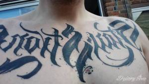 Cały tatuaż jest wypukły i...