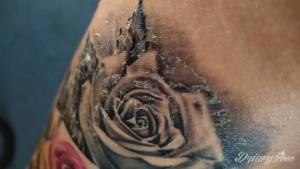 Ostatnie foto przedstawia tatuaż na...