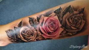 Ostatnie foto przedstawia tatuaż na...