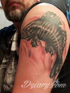 Tatuaż na ramieniu to nawiązanie...