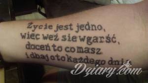 Tatuaż na ramieniu to nawiązanie...