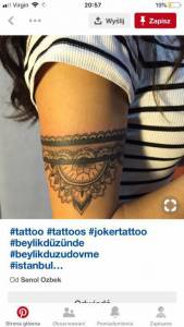 Tatuaz wykonany dookoła np ręki 