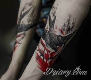 Tatuaże pytanie Po drugiej stronie jaskółka goniąca...