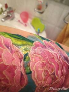 Rano umyty posmarowany maścią z...