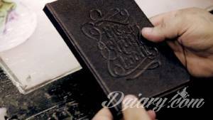 „Skórzana książka” to publikacja, której...