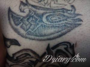 to zdjęcie jakby środkowego tatoo...