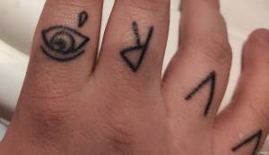 Wypukły tatuaż na palcach 