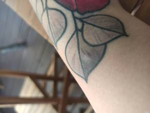 Niepokojący bąbel pod tatuażem 