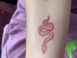 opuchniety/zaczerwieniony tatuaż