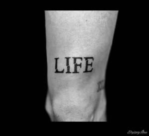 Odbijanie napisu na udzie/nad kolanem