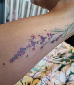 Błyszczący wystający tatuaż 