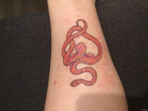 Krosty dookoła tatuażu