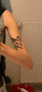 Ile może kosztować tatuaż aniołka z karabinem na ramieniu 5x5 cm