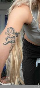 Ile może kosztować tatuaż aniołka z karabinem na ramieniu 5x5 cm