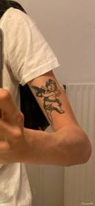 Ile może kosztować tatuaż aniołka z karabinem na ramieniu 5x5 cm