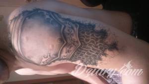 Jak w temacie. Mile widziane... szukam pomysłu na dziarę która ładnie komponowała by się z tą co już posiadam ;)