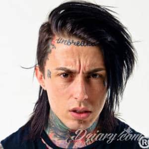 Fryzury męskie i tatuaż przy nich