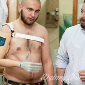 Stracił rękę przez patriotyczny tatuaż