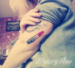 Mała realistyczna szminka Szminka;)