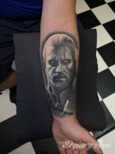 Tragicznie wyglądający tatuaż po tygodniu gojenia, ubytki i strupy