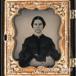 Historie ludzi - Nastolatka z wytatuowaną twarzą. Niezwykła historia