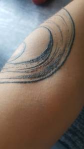 częściowo zgrubiony tatuaż / swędzenie