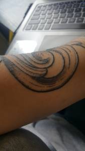 częściowo zgrubiony tatuaż / swędzenie