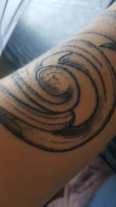 częściowo zgrubiony tatuaż / swędzenie