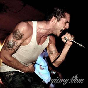 Cześć, Co to za wzór? Na... Tatuaż u wokalisty harcorowego zespołu