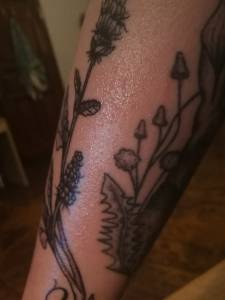 Krostki w okolicy tatuażu 