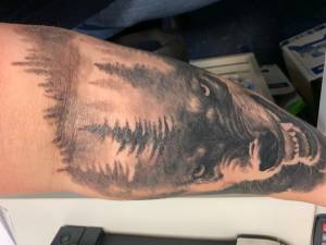 Rumień nieco powyżej tatuażu 