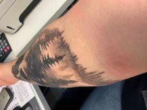 Rumień nieco powyżej tatuażu 