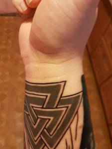 Obrzmiała ręka ( głównie nadgarstek i dłoń )