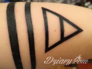 Tatuaż + ślady igieł na wypełnieniu 