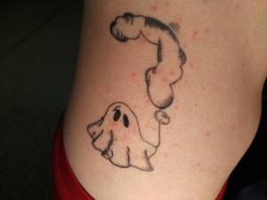 Krostki wokół i na tatuażu