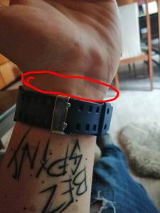 Mały tatuaż na nadgarstku (dla babci)