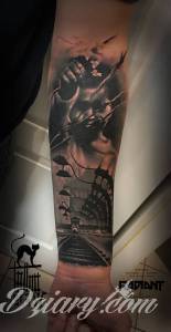 Tatuaż z obozem koncentracyjnym Auschwitz na przedramieniu 