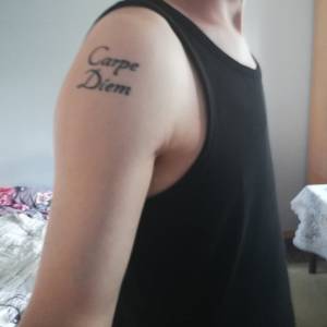 Witam. Pięć lat temu w... Tatuaż z napisem Carpe Diem - jak go rozbudować?