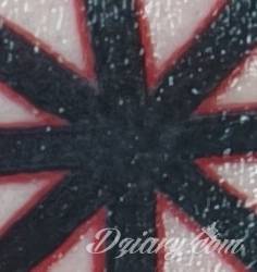 Blade ślady na czarnym wypełnieniu.