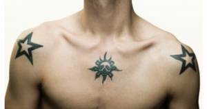 Tatuaż gwiazdy na ramionach.