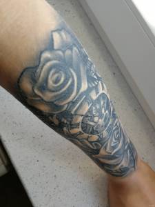 Zgrubienia i błyszczący tatuaż. 