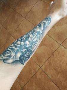 Zgrubienia i błyszczący tatuaż. 