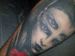 Pomarszczone i łuszczące się miejsca na tatuażu.