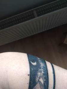 Blady, rozmazany tatuaż 